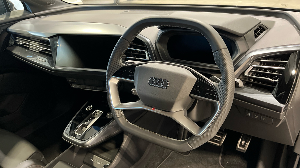 Audi Q4 E Tron Audi Q4 Black Edition 45 E-tron 210,00 Kw LV26NCZ Grey #6