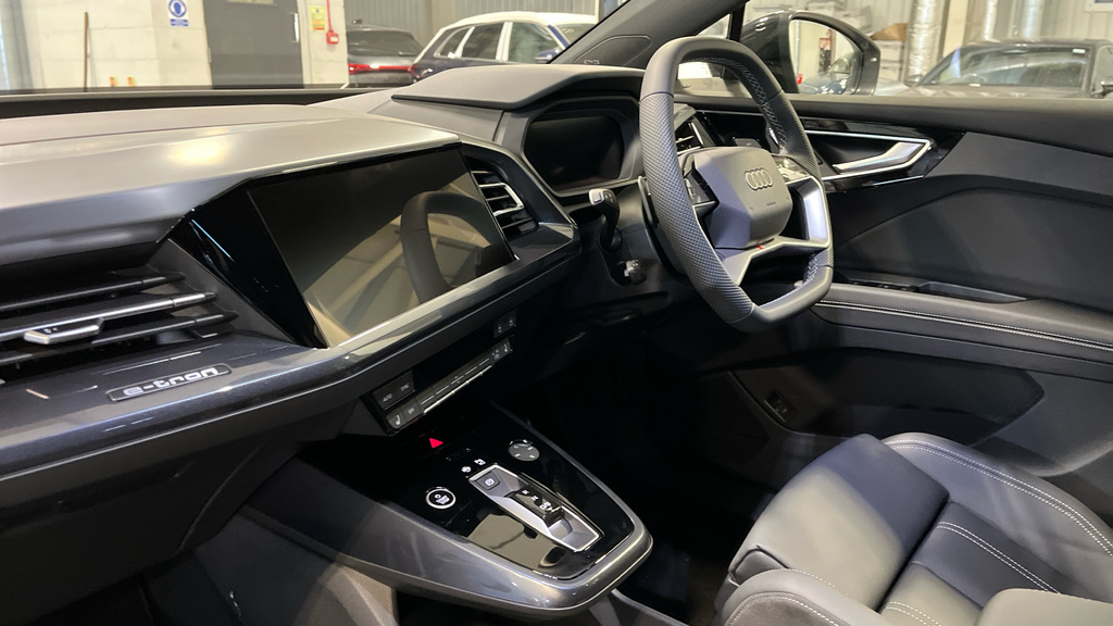 Audi Q4 E Tron Audi Q4 Black Edition 45 E-tron 210,00 Kw LV26NCZ Grey #2
