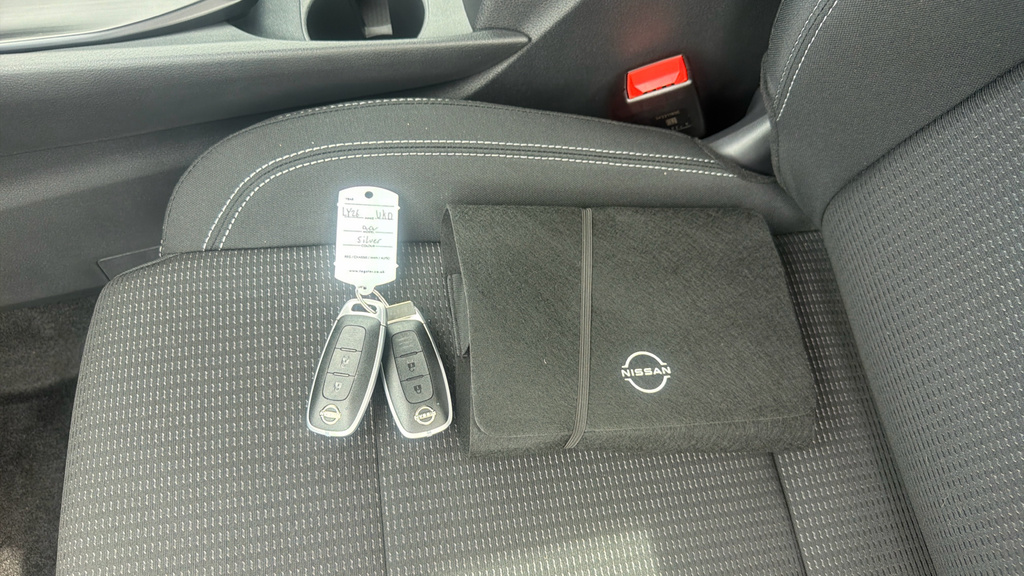 Nissan Qashqai Nissan Qashqai Hatchback 1.3 Dig-t Mh N-connecta Black #18