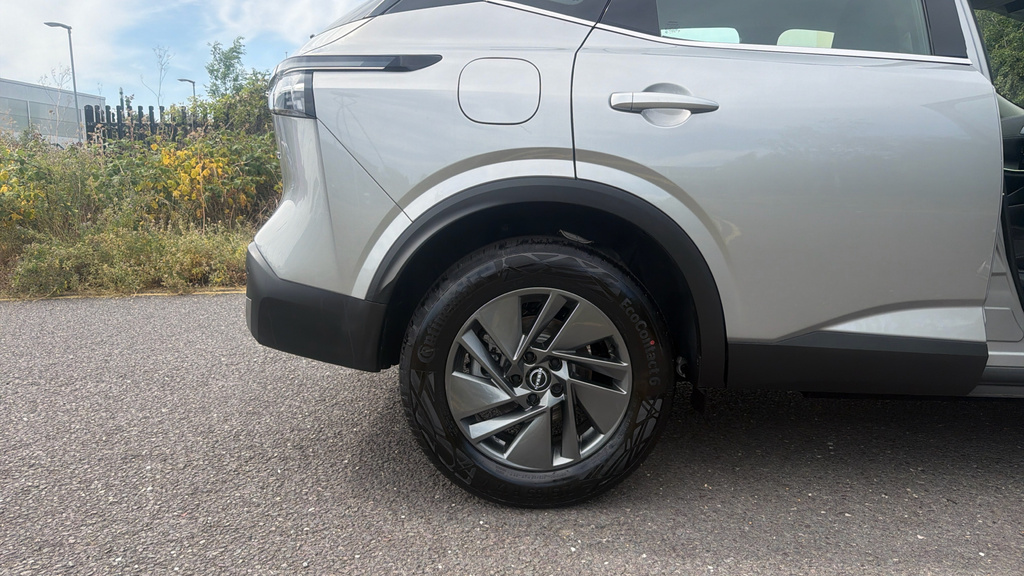 Nissan Qashqai Nissan Qashqai Hatchback 1.3 Dig-t Mh N-connecta Black #22