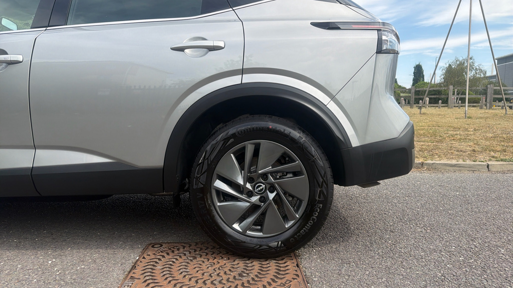 Nissan Qashqai Nissan Qashqai Hatchback 1.3 Dig-t Mh N-connecta Black #24