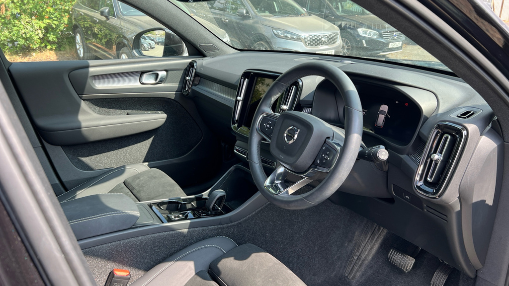Volvo XC40 Xc40 2.0 B4p Plus Dark LR25ZMV Black #4