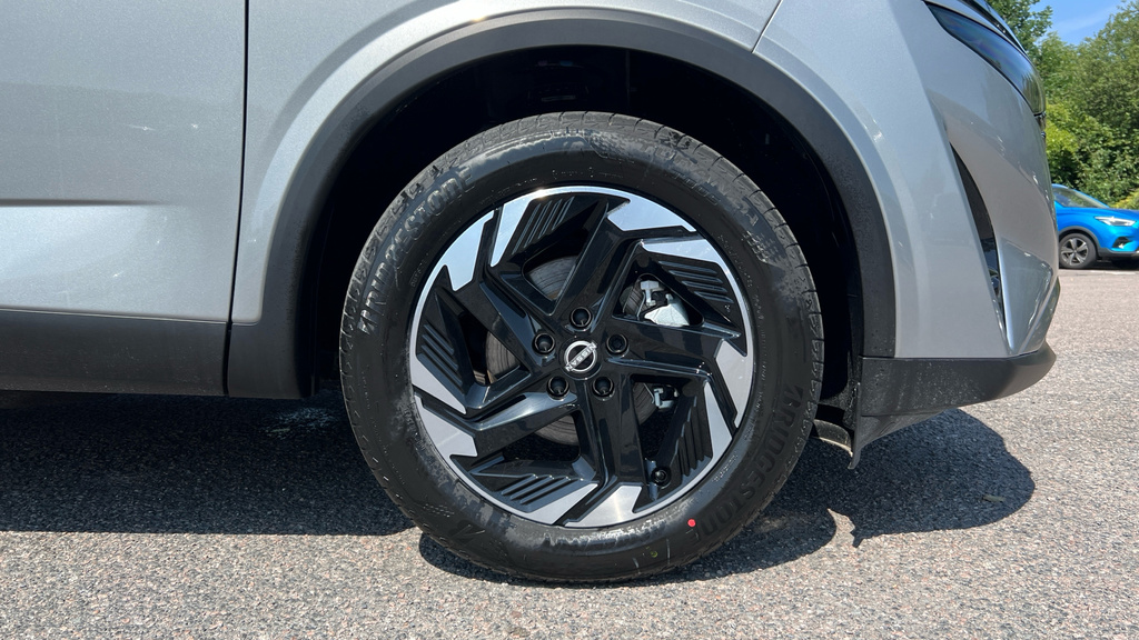 Nissan Qashqai Nissan Qashqai Hatchback 1.3 Dig-t Mh N-connecta Silver #4