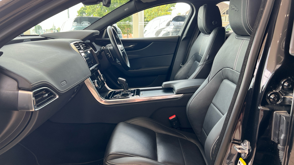 Jaguar XE Xe 2.0 D200 R-dynamic Black Black #3
