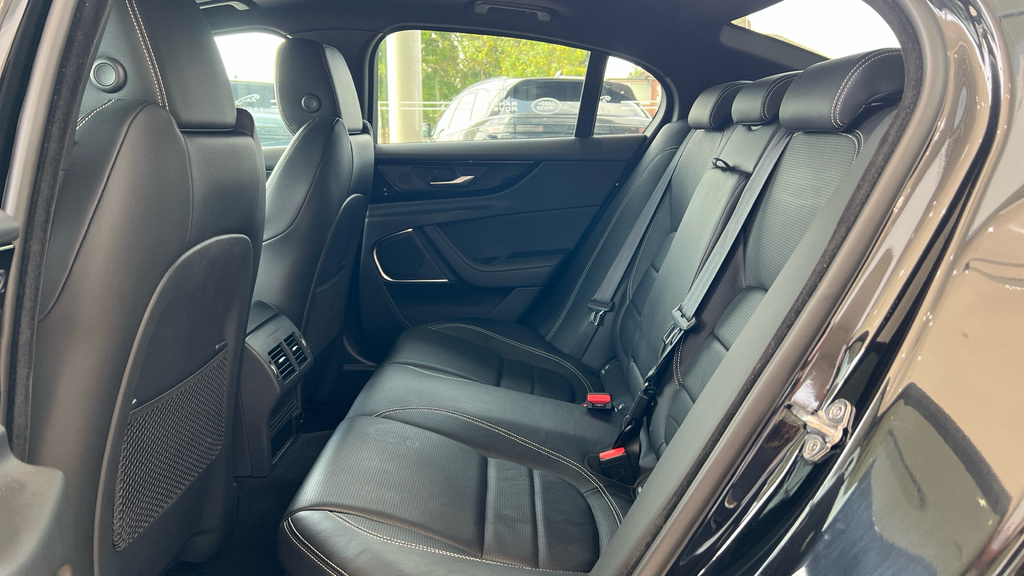 Jaguar XE Xe 2.0 D200 R-dynamic Black Black #4