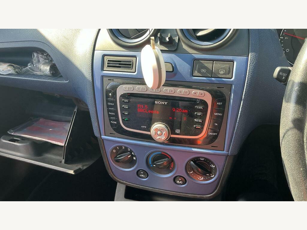 Ford Fiesta Style 16V Red #2