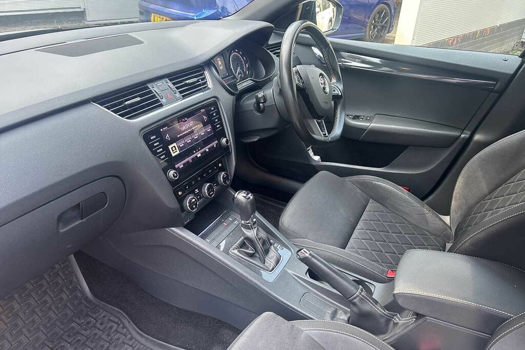Skoda Octavia 2.0 Tdi Vrs Hatchback Dsg 4Wd Euro 6 S KW18FZR Black #2