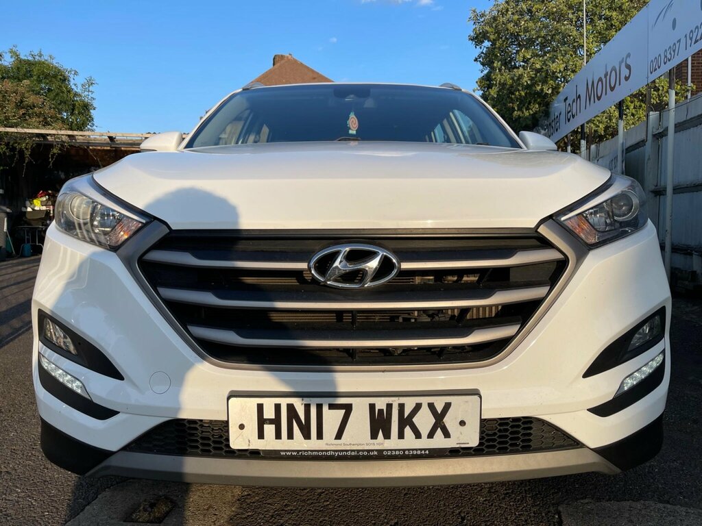 Hyundai Tucson 1.7 Crdi Blue Drive Se Nav Euro 6 Ss HN17WKX White #2