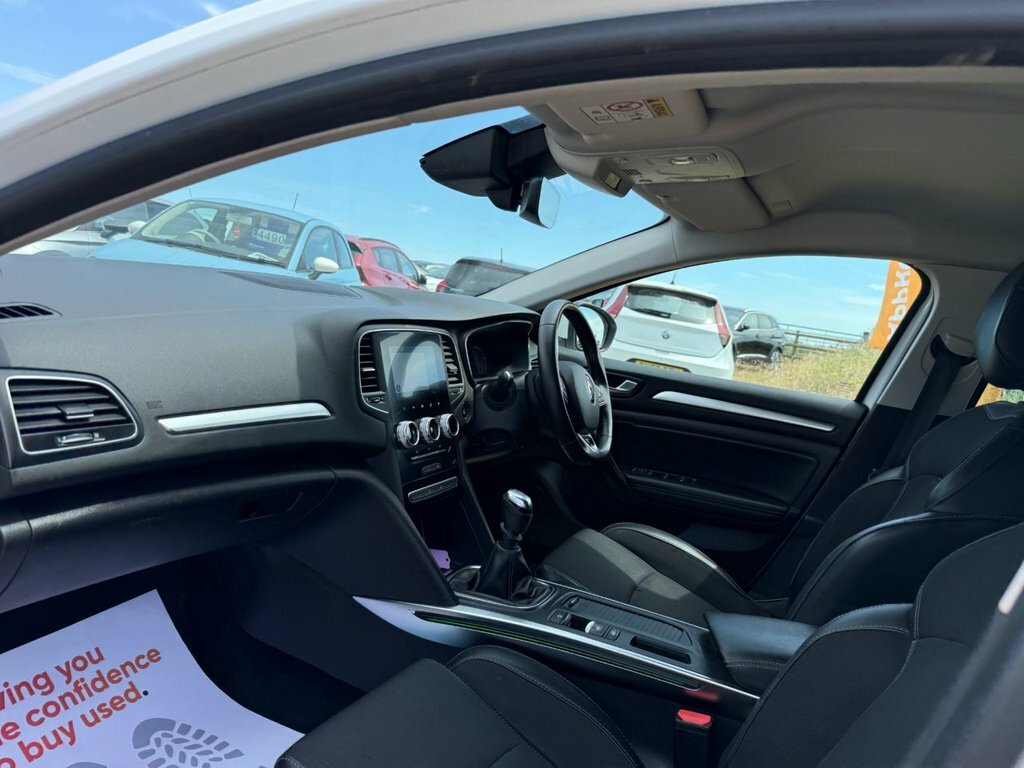 Renault Megane 1.5L Iconic White #4