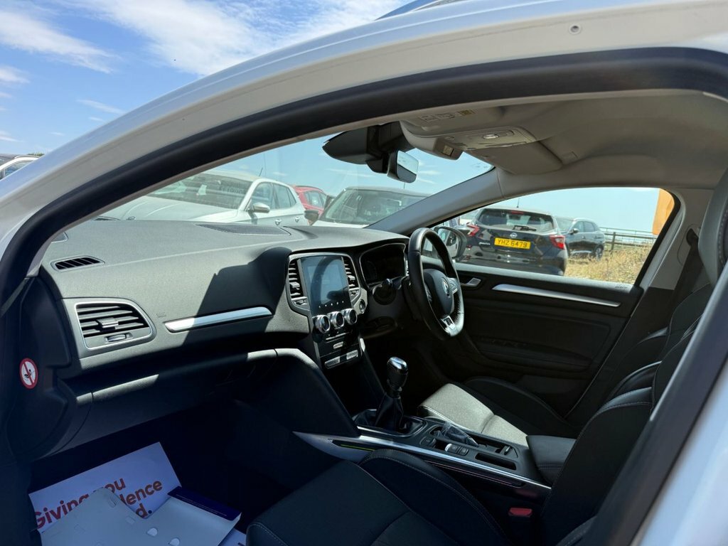 Renault Megane 1.5L Iconic White #4