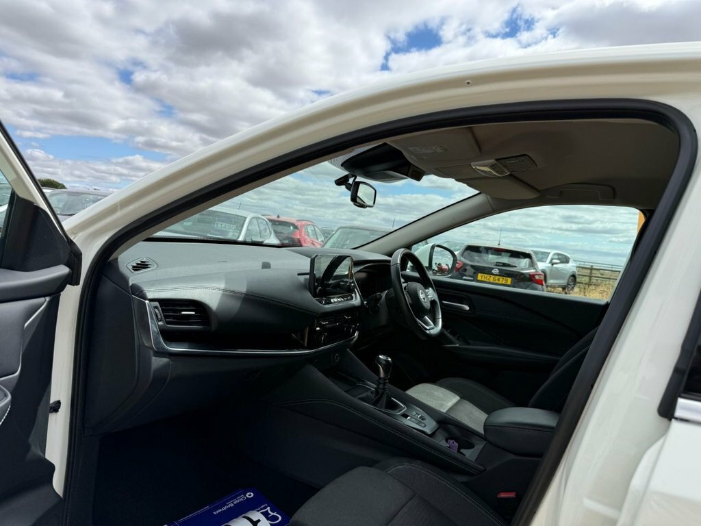Nissan Qashqai 1.3L N-connecta YC22RHZ White #4
