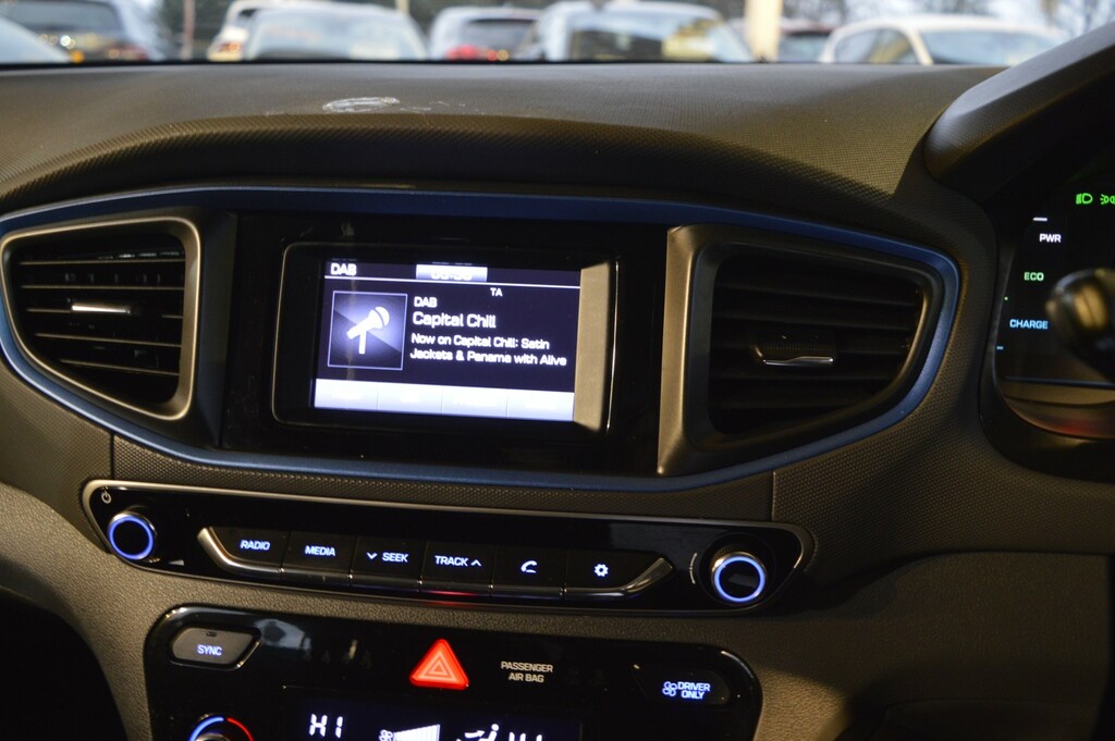 Hyundai Ioniq Hatchback White #16