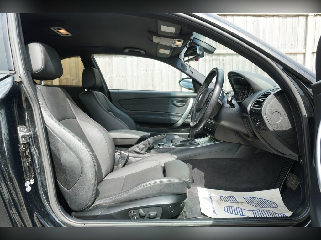 BMW 1 Series Hatchback Black #18