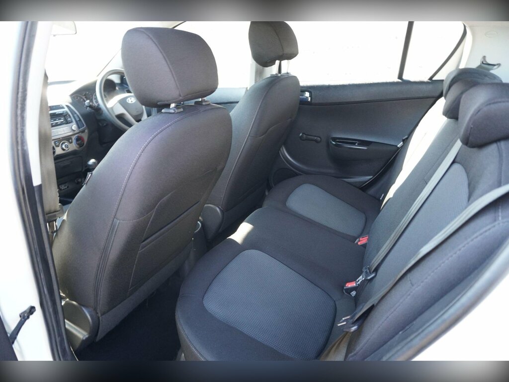 Hyundai I20 Active White #19