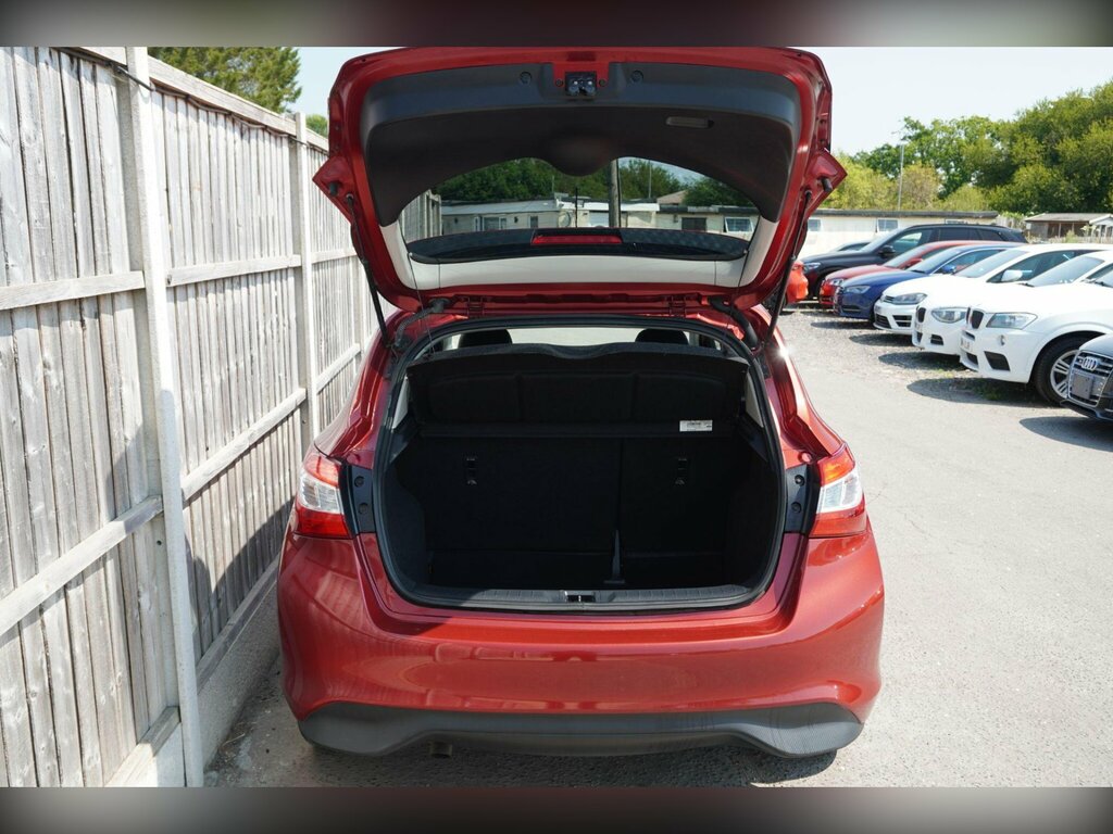 Nissan Pulsar Hatchback White #9
