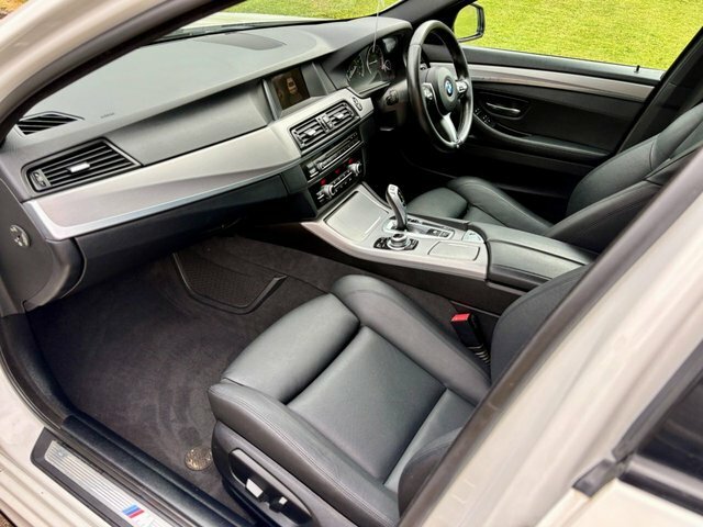 BMW 5 Series Estate Blue #11