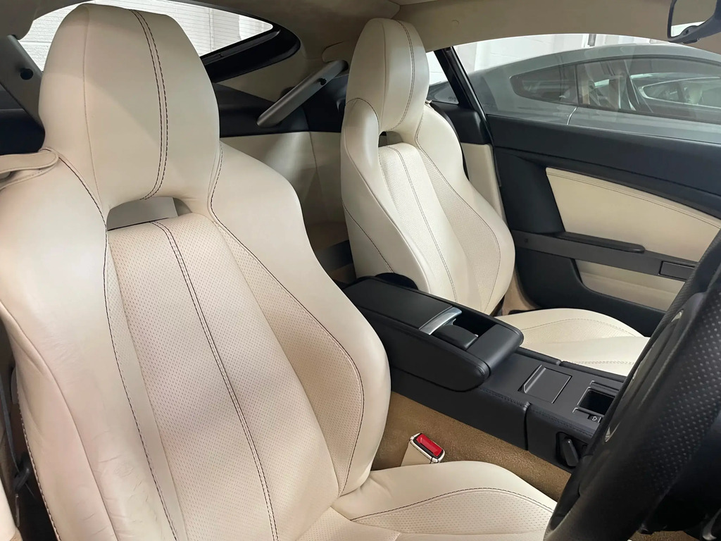Aston Martin Vantage 4.7 