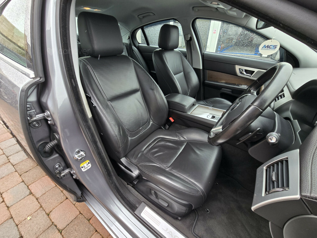 Jaguar XF 2.2D Luxury Saloon Euro 5 Ss 1 White #33