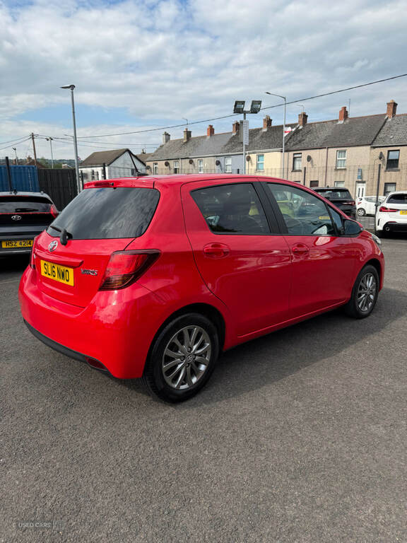 Toyota Yaris 1.33 Vvt-i Icon Red #2