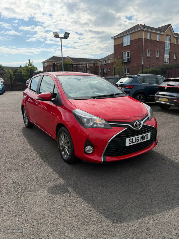 Toyota Yaris 1.33 Vvt-i Icon Red