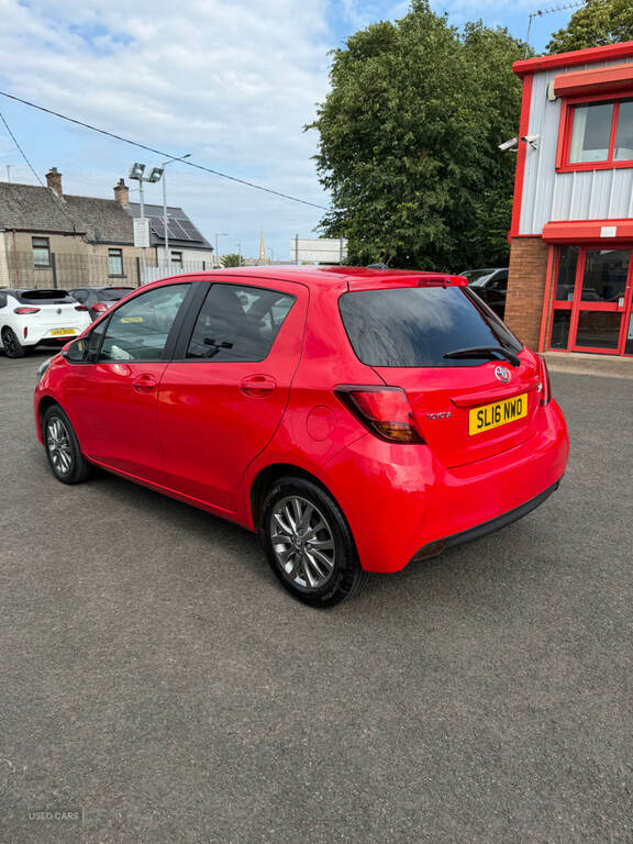Toyota Yaris 1.33 Vvt-i Icon Red #4