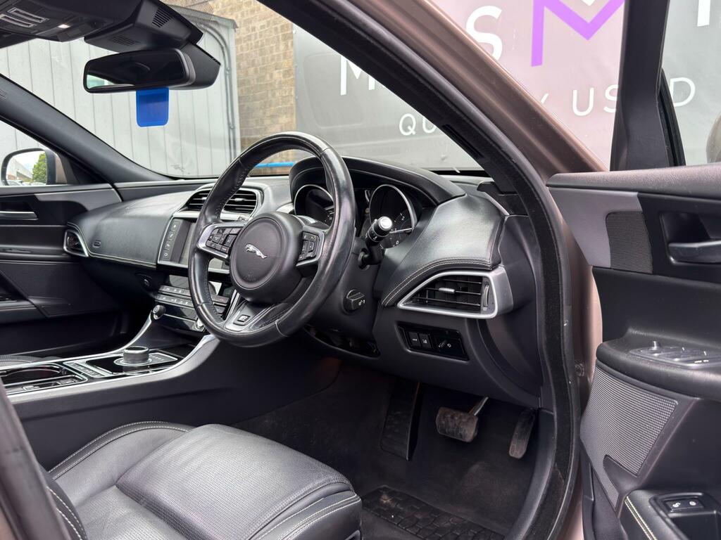 Jaguar XE R-sport Red #10