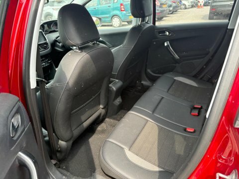 Peugeot 2008 Bluehdi Active Red #14