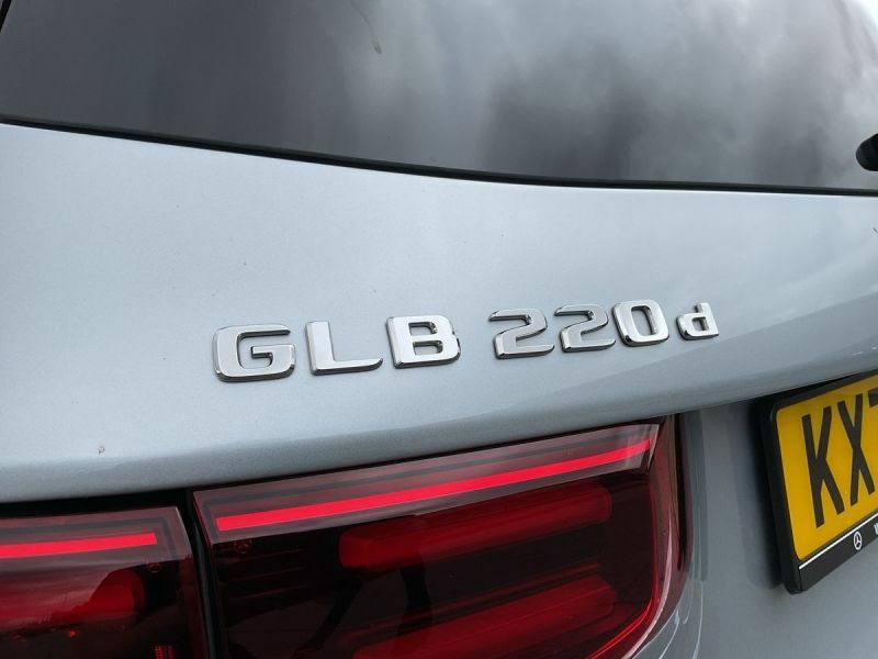Mercedes-Benz GLB Class Glb 220D 4Matic Amg Line Executive 8G-tronic White #17