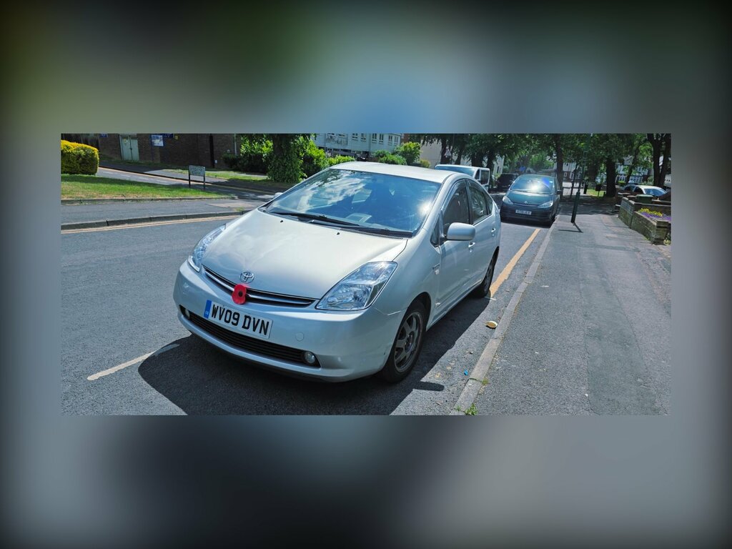 Toyota Prius 1.5 T4 Hatchback Hybrid Cvt 104 Gkm, Silver #2