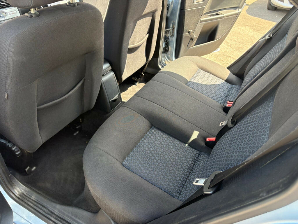 Ford Mondeo Hatchback Silver #9