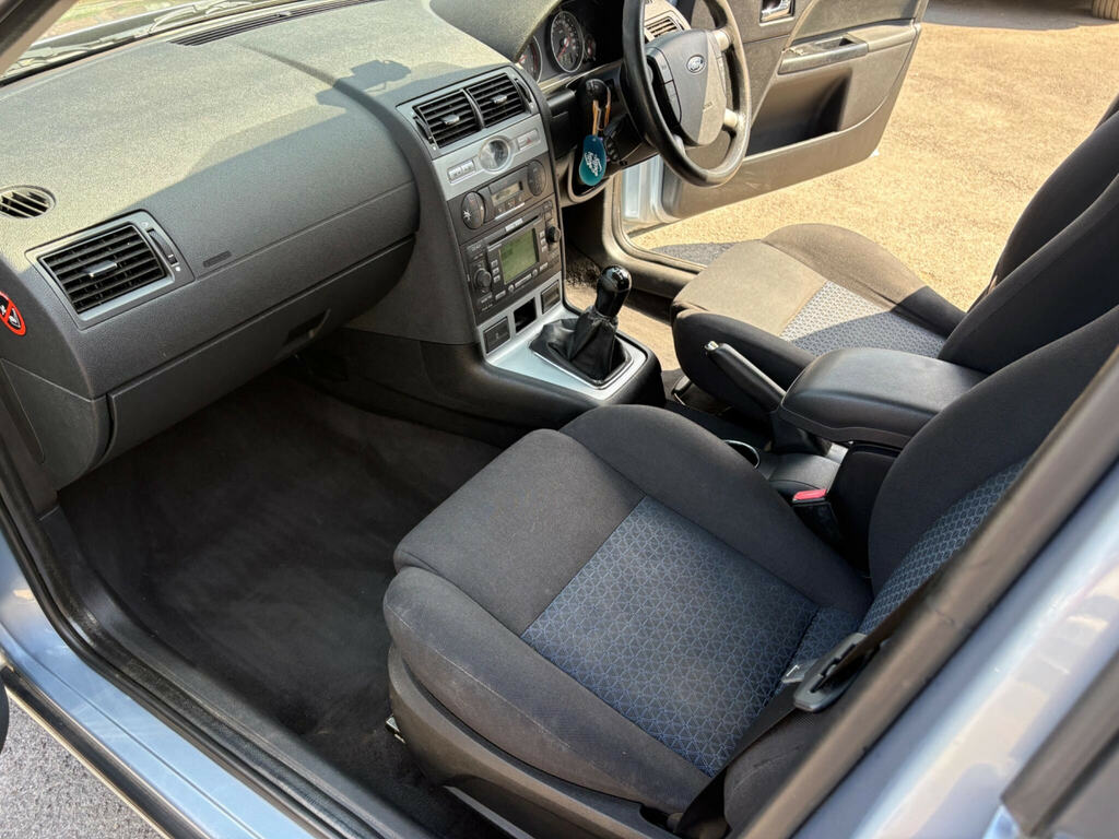 Ford Mondeo Hatchback Silver #8