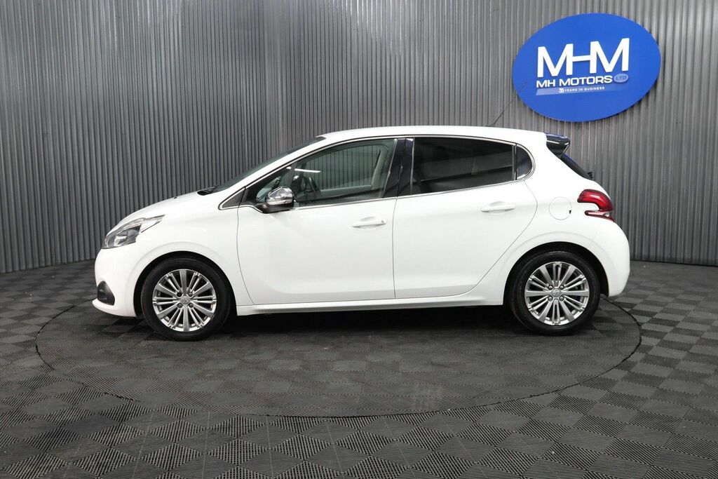 Peugeot 208 Bluehdi Allure Hatchback White #4