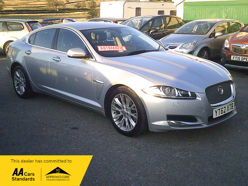 Jaguar XF D Luxury Silver