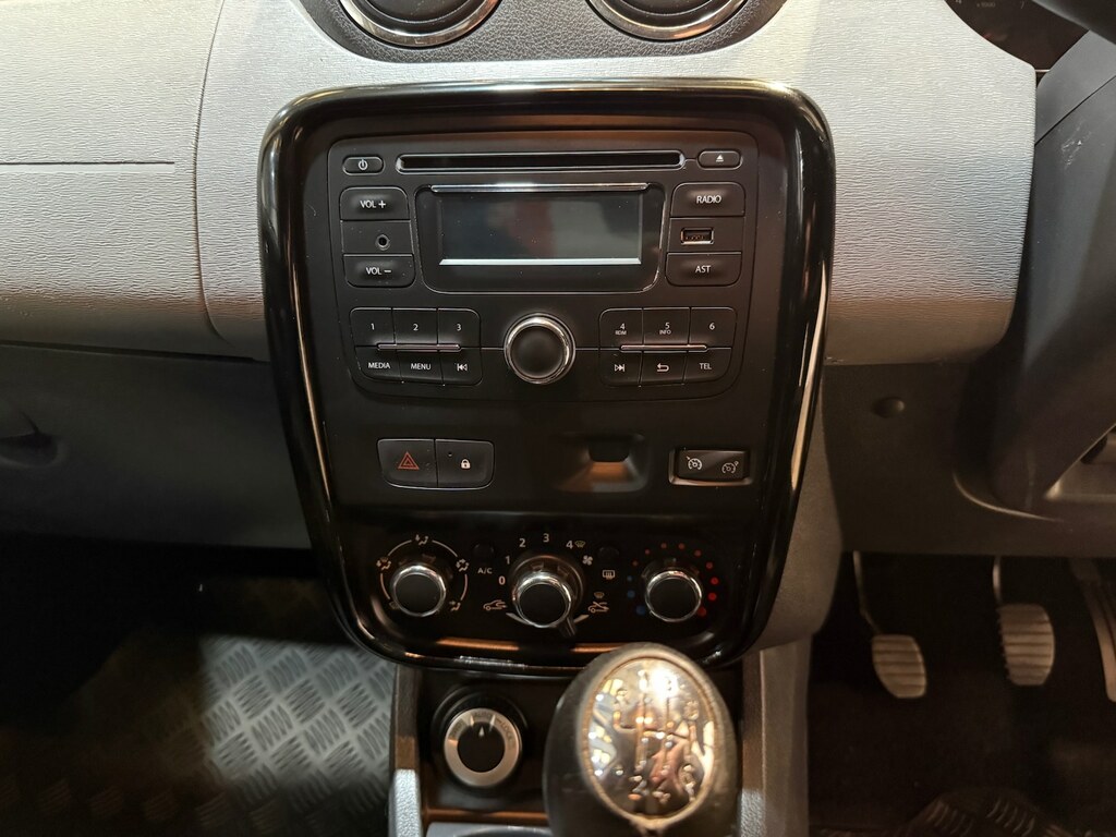 Dacia Duster 2015 15 Laureate Silver #12