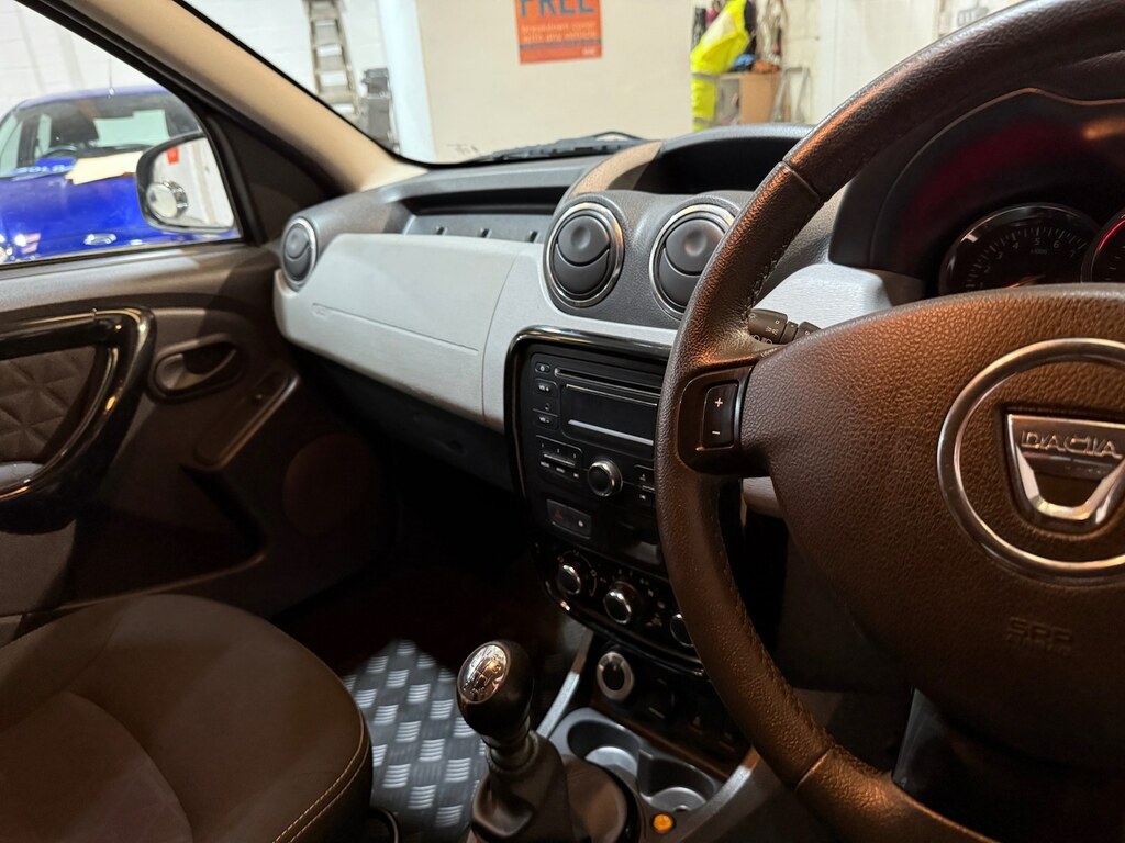 Dacia Duster 2015 15 Laureate Silver #11