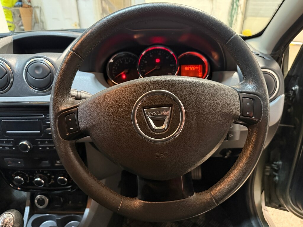 Dacia Duster 2015 15 Laureate Silver #10