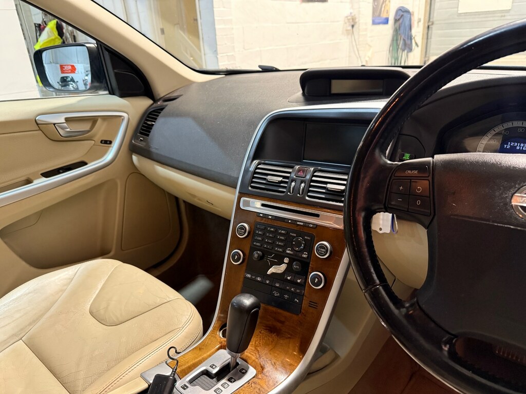 Volvo XC60 2.0 Automatic Red #11