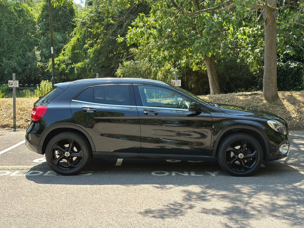 Mercedes-Benz GLA Class 1.6 Gla200 Sport Executive 7G-dct Euro 6 Ss 5 Black #2