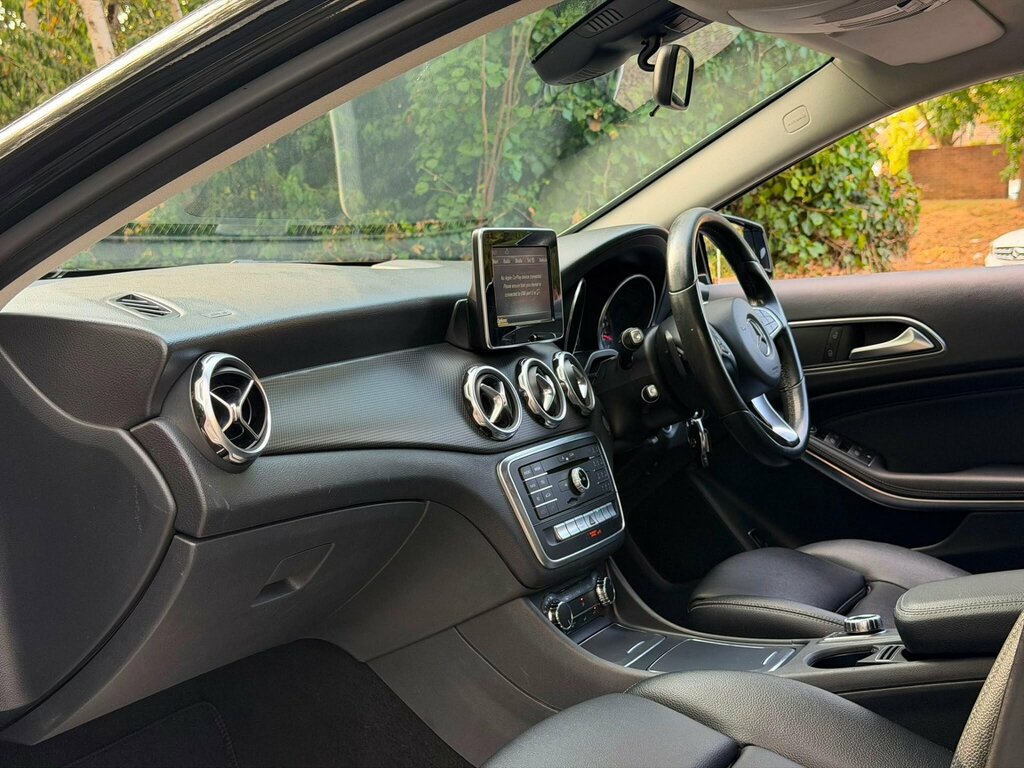 Mercedes-Benz GLA Class 220D 4Matic Amg Line Grey #14