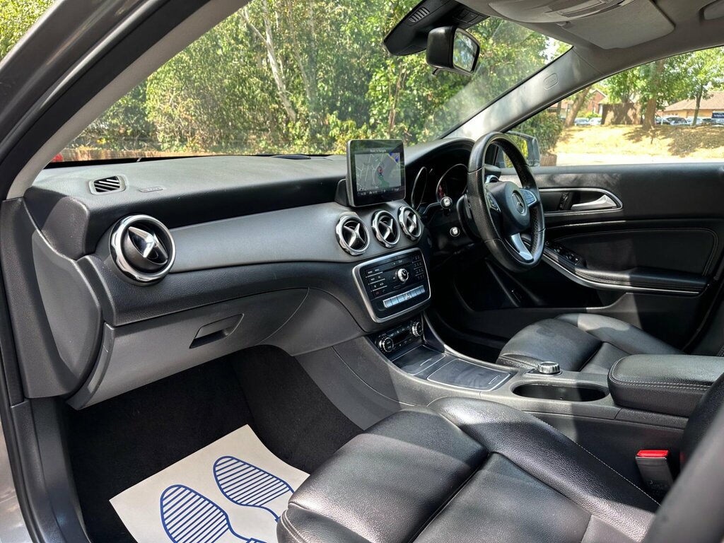 Mercedes-Benz GLA Class Gla 220D 4Matic Amg Line Executive Grey #12