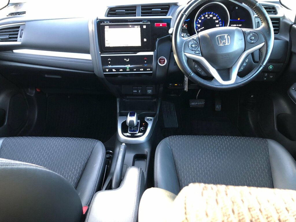 Honda Fit 1.3 Hybrid White #11