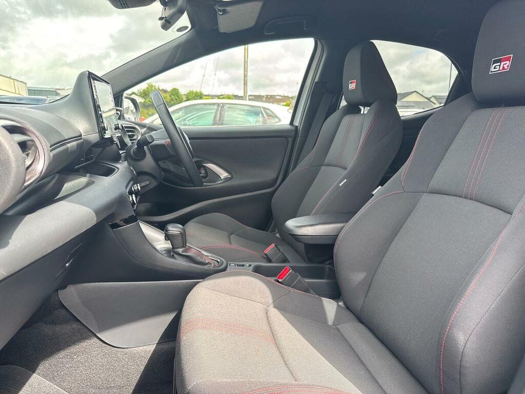 Toyota Yaris 1.5 Hybrid Gr Sport Cvt Black #2