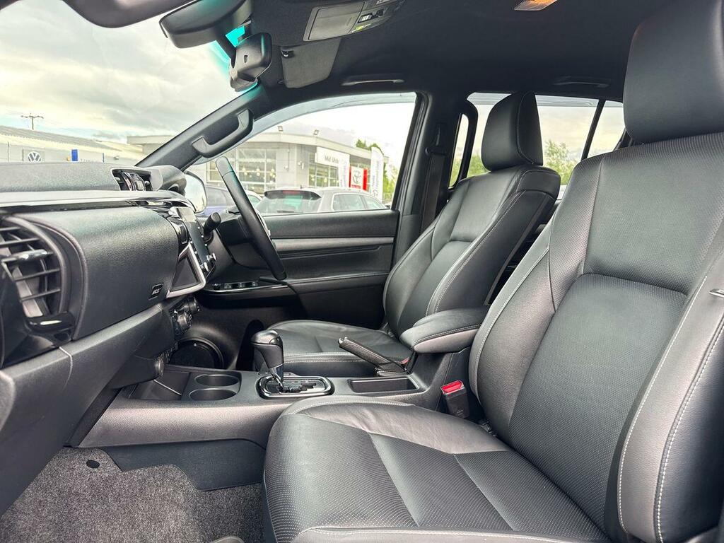 Toyota HILUX Invincible X Dcab Pick Up 2.8 D-4d Grey #2