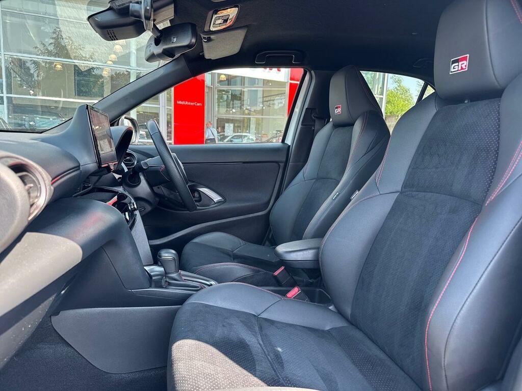 Toyota Yaris Cross 1.5 Hybrid Gr Sport Cvt Black #2