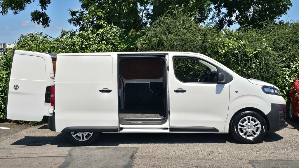 Vauxhall Vivaro 1.5 Turbo D 2700 Dynamic White #4