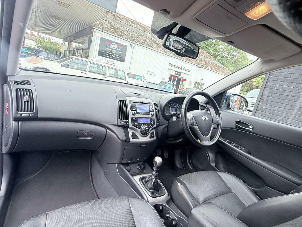Hyundai I30 1.6 Crdi Style Red #31