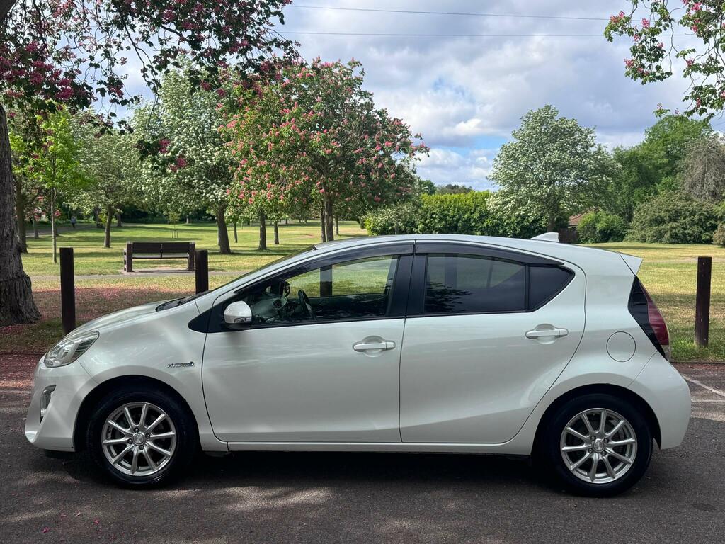 Toyota Aqua Hybrid 1.5 White #4