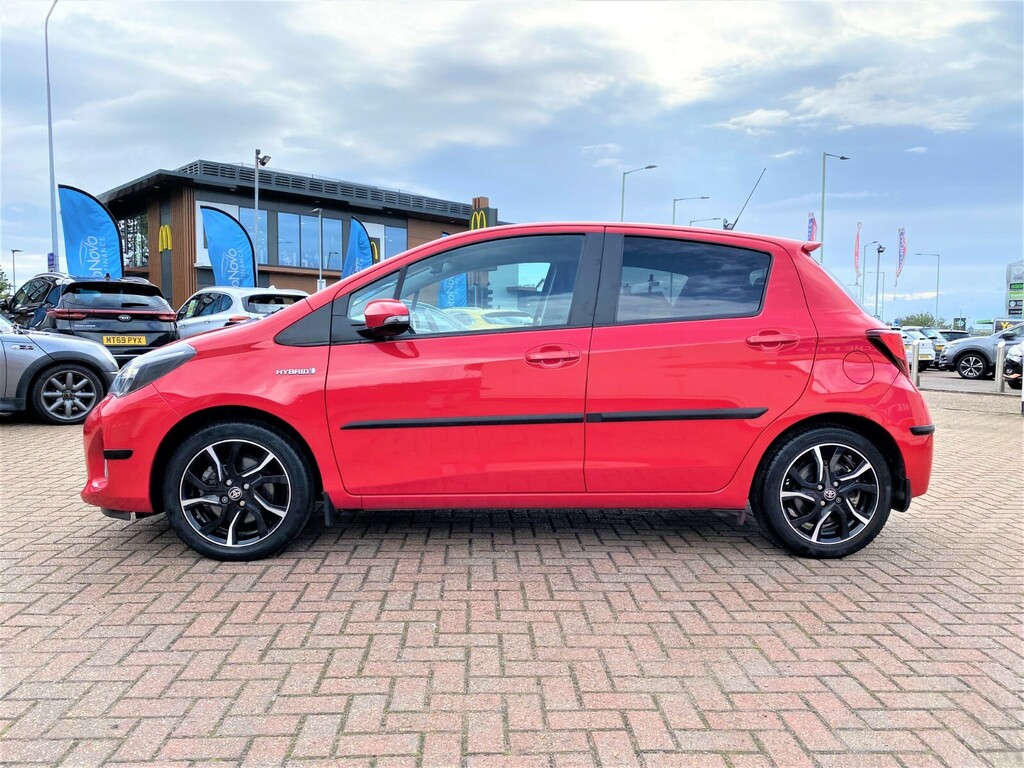 Toyota Yaris 1.5 Hybrid Design Cvt Red #4