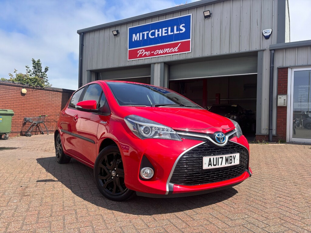 Toyota Yaris 1.5 Hybrid Design Cvt Red
