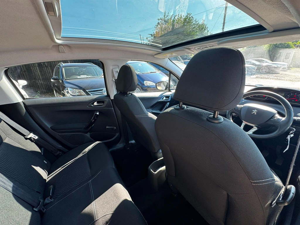 Peugeot 208 Hatchback Black #42